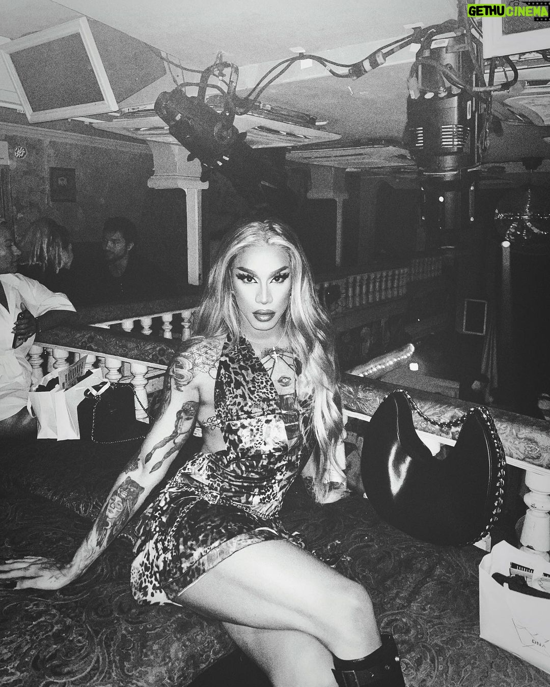 Dahlia Sin Instagram - Let’s try this again 😭 Night out for @maisonblanche.swiss 🖤 The Box