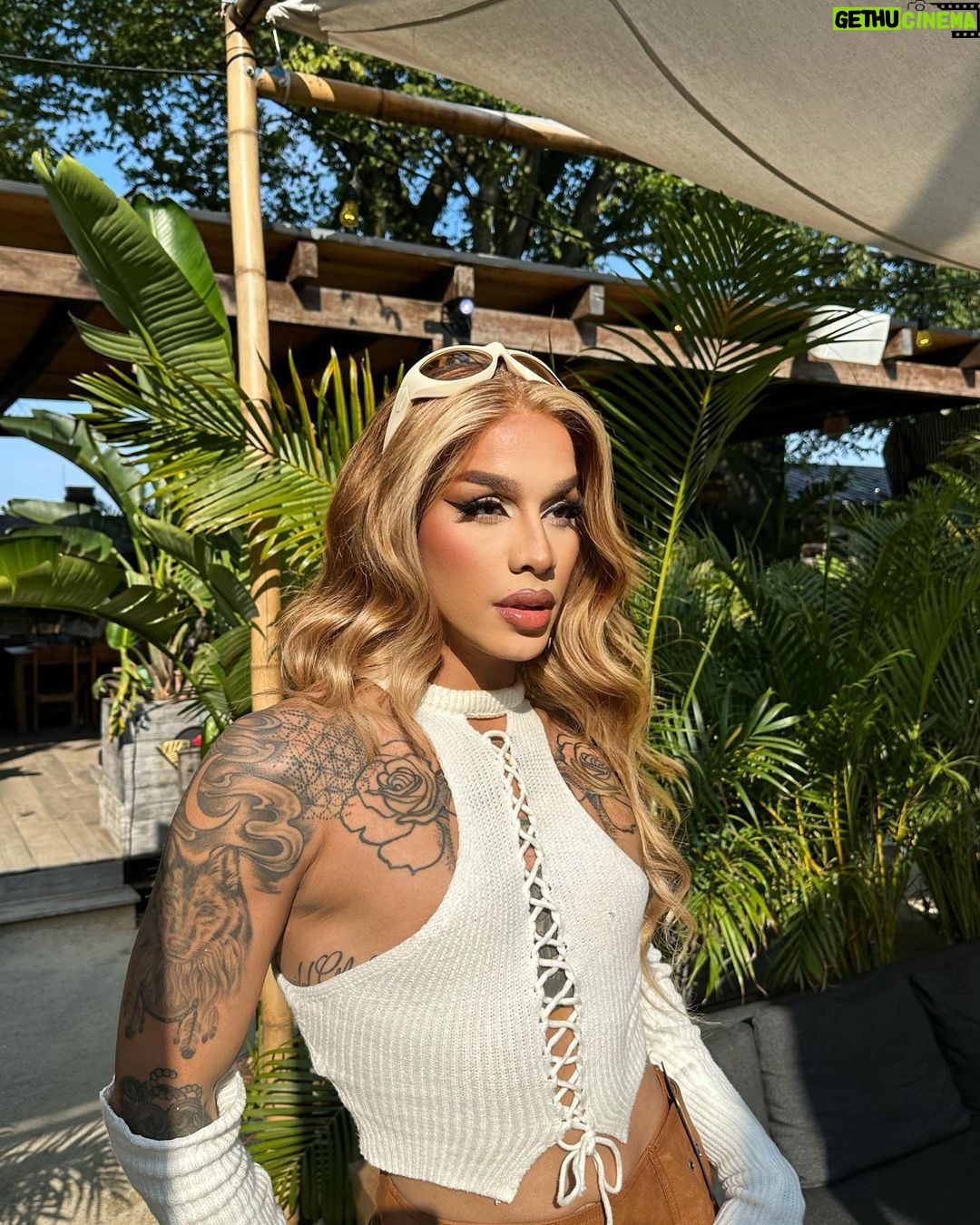 Dahlia Sin Instagram - Island Gal 🏝️ Fit @dollskill