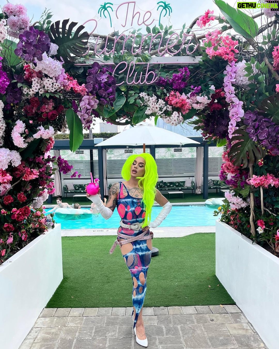 Dahlia Sin Instagram - Come Soak Up The Sun With Me By The Pool @summerclubnyc TODAY For @softservenyc It’s 88 Out And I’m Ready To Melt 🦩 3-9PM Ticket Link In Bio 👙 Fit @leak_nyc Hair @hatzbycarlos The Summer Club NYC