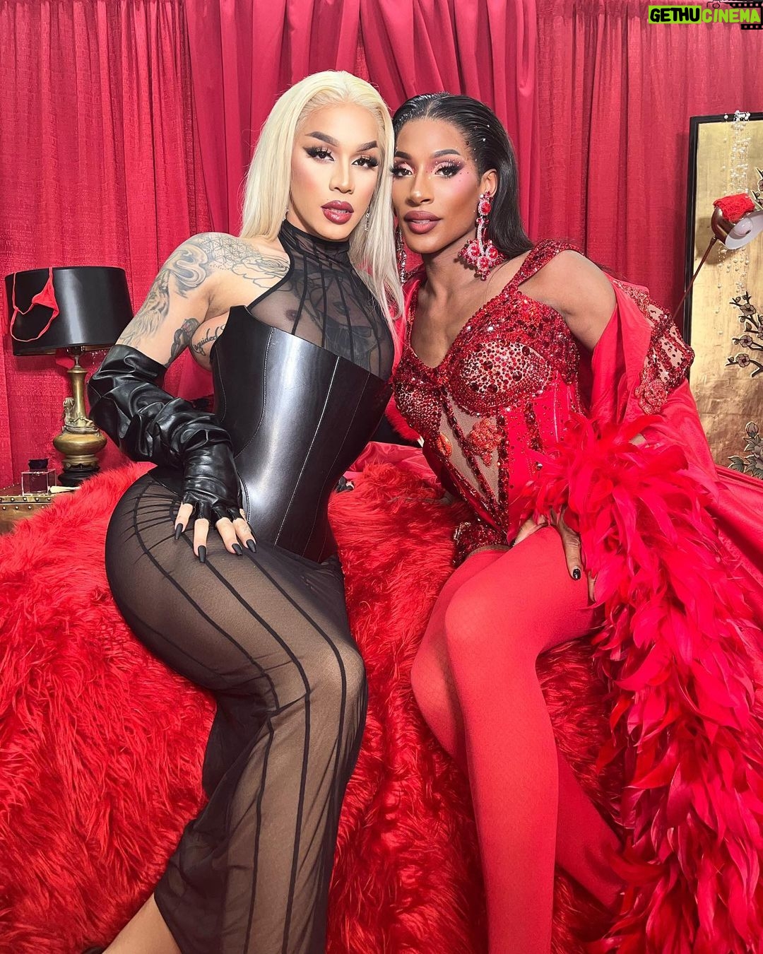 Dahlia Sin Instagram - The love of my life @jaidaehall ❤️🖤 Los Angeles Convention Center
