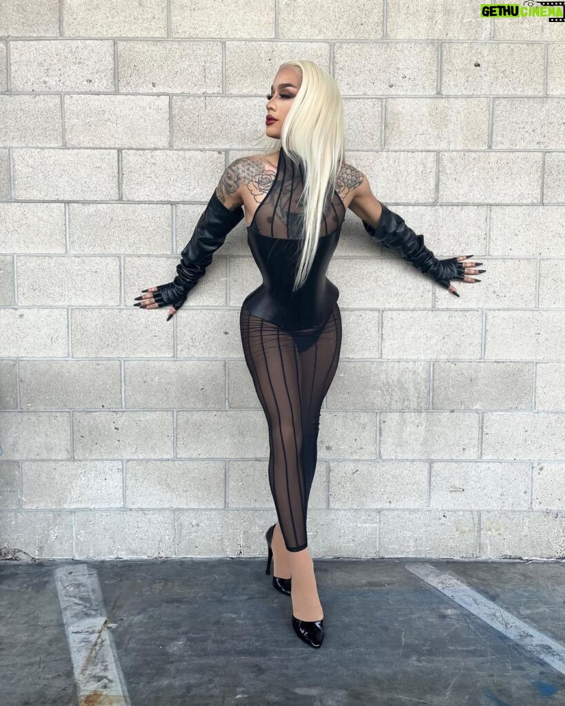 Dahlia Sin Instagram - DAY 2 of @rupaulsdragcon was IT! Had so much fun this weekend getting to meet all of you 🖤Thank you to everyone who wished me a happy birthday and showed up for me 🕷️ Fit @anoeses.brand Los Angeles Convention Center