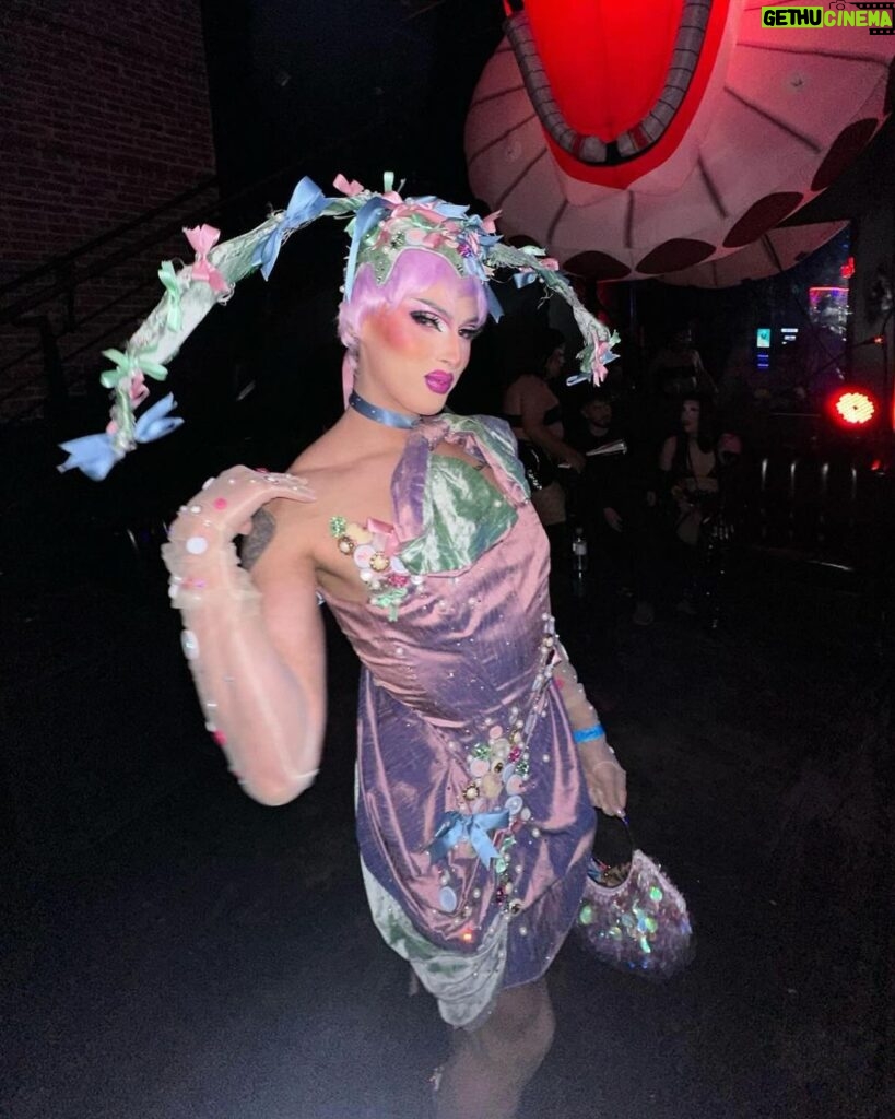 Dahlia Sin Instagram - @crystalmethyd I want a rematch! 😡 I also don’t know how you got into my closet and stole my gorgeous lil Elim gown but I want her back! Also not u trying to pose like me 😂😂😂 I love u sissy 💚 #whoworeitbetter #rudemption #rigged