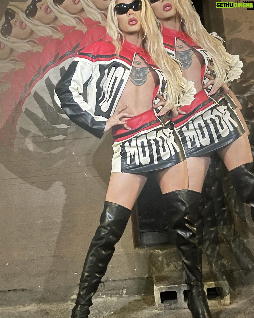 Dahlia Sin Instagram - V R O O M Fit @shopakira