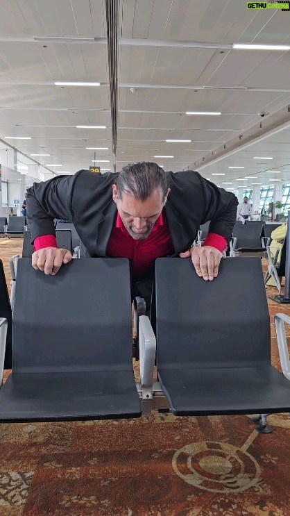 Dalip Singh Instagram - The great khali push ups at the airport….. all passengers watching