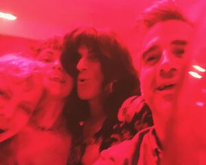 Daniel Hendler Instagram - Esta es la selfie que nos sacamos durante la escena del baile de Las fiestas. 

Esta bella película (dirigida por @rogersignacio), en la que formo parte de un elencazo (@ceciroth @lolafonca @echidiaz @maitinademarco), aún se puede ver en algunas salas argentinas. 

(Produce @wankacine)