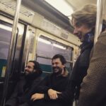 Daniel Hendler Instagram - Anteayer filmamos en Bs As la última escena de Pequeña flor, de @sanmitre. Mis altas expectativas no atenuaron el disfrute de esta experiencia. Gracias a @agusllaca @didardomehri, Felipe, Javi, Gigi, Vimala, al equipo francés, al elenco soñado y al dire Santi que la rompió (y q respondió a cada preguntita)🖤