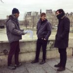 Daniel Hendler Instagram - Anteayer filmamos en Bs As la última escena de Pequeña flor, de @sanmitre. Mis altas expectativas no atenuaron el disfrute de esta experiencia. Gracias a @agusllaca @didardomehri, Felipe, Javi, Gigi, Vimala, al equipo francés, al elenco soñado y al dire Santi que la rompió (y q respondió a cada preguntita)🖤