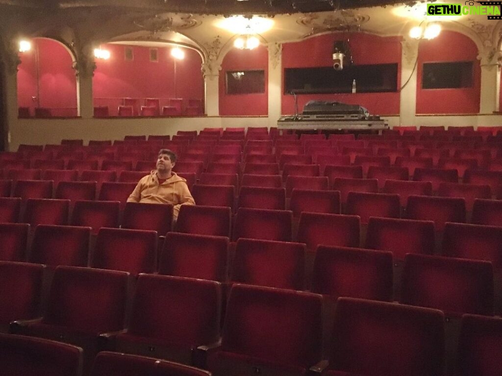 Daniel Hendler Instagram - En plena ruta de teatro, hoy conocimos el Berliner Ensemble (fundado por B. Brecht) y recordamos con Fernando Amaral el plano que habíamos hecho en “Norberto apenas tarde” hace 10 años, en el teatro La gaviota de Montevideo. @micaelasolemalcuori @cordonfilms