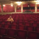 Daniel Hendler Instagram - En plena ruta de teatro, hoy conocimos el Berliner Ensemble (fundado por B. Brecht) y recordamos con Fernando Amaral el plano que habíamos hecho en “Norberto apenas tarde” hace 10 años, en el teatro La gaviota de Montevideo. @micaelasolemalcuori @cordonfilms