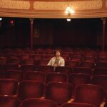 Daniel Hendler Instagram - En plena ruta de teatro, hoy conocimos el Berliner Ensemble (fundado por B. Brecht) y recordamos con Fernando Amaral el plano que habíamos hecho en “Norberto apenas tarde” hace 10 años, en el teatro La gaviota de Montevideo. @micaelasolemalcuori @cordonfilms