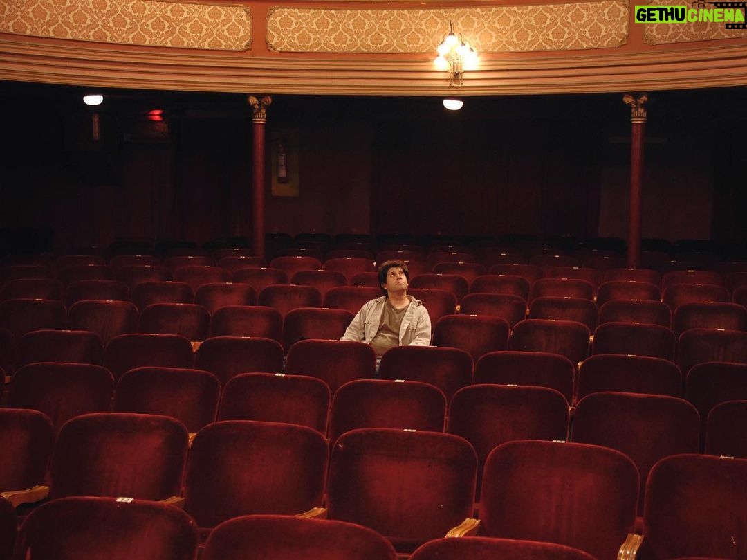 Daniel Hendler Instagram - En plena ruta de teatro, hoy conocimos el Berliner Ensemble (fundado por B. Brecht) y recordamos con Fernando Amaral el plano que habíamos hecho en “Norberto apenas tarde” hace 10 años, en el teatro La gaviota de Montevideo. @micaelasolemalcuori @cordonfilms