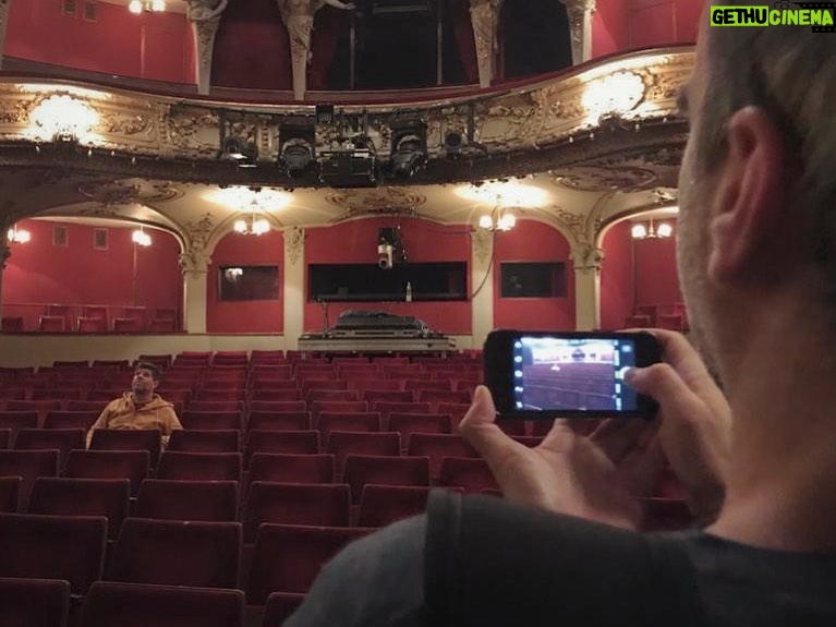Daniel Hendler Instagram - En plena ruta de teatro, hoy conocimos el Berliner Ensemble (fundado por B. Brecht) y recordamos con Fernando Amaral el plano que habíamos hecho en “Norberto apenas tarde” hace 10 años, en el teatro La gaviota de Montevideo. @micaelasolemalcuori @cordonfilms