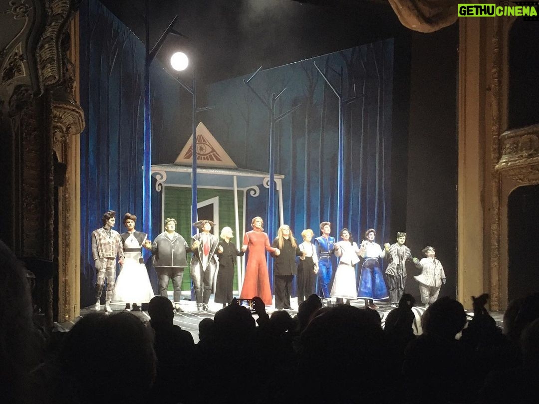 Daniel Hendler Instagram - En plena ruta de teatro, hoy conocimos el Berliner Ensemble (fundado por B. Brecht) y recordamos con Fernando Amaral el plano que habíamos hecho en “Norberto apenas tarde” hace 10 años, en el teatro La gaviota de Montevideo. @micaelasolemalcuori @cordonfilms