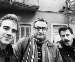 Daniel Hendler Instagram - 19 años de 25 watts. 
Reestreno y reencuentro 
La misma copia 35 mm. El mismo murito, las mismas almas... 🙌🏾 Estará en @cinematecauruguaya a partir del 10 de octubre (Buena idea de @festdetour y Fercho @mutantecine)