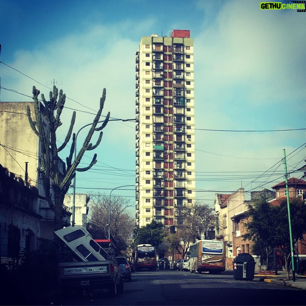 Daniel Hendler Instagram - Edificios desubicados