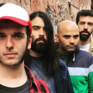 Daniel Hendler Instagram - “Los demonios” cuidan la planta. 
Pero sobretodo cultivan la amistá ✊🏾
—-
NUEVA SERIE (comedia rock) ACÁ :
➡️ http://un3.tv/programas/los-demonios/