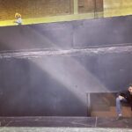 Daniel Hendler Instagram - Preparándonos para la primera función de “Las manos sucias”, en @elsanmartinctba En la foto, @guidobot prueba la salida al pistón mientras @evahalac dirige en el magnífico escenario de la sala Casacuberta.