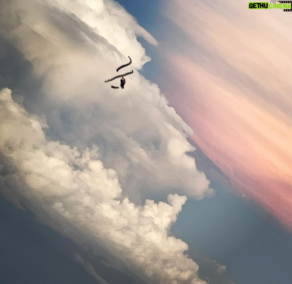 Daniel Hendler Instagram - Desde el avión, veo un prócer nubarrón