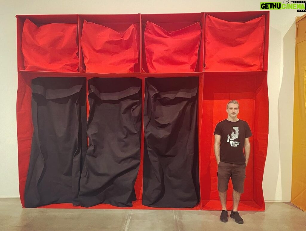 Daniel Hendler Instagram - En el museo Reina Sofía. La escultura (que se parece al actor Judd Hirsch) es de Thomas Schütte y la otra obra (que la cuidadora de la sala asemejó a un mueble de Ikea) es de Franz E. Walther.