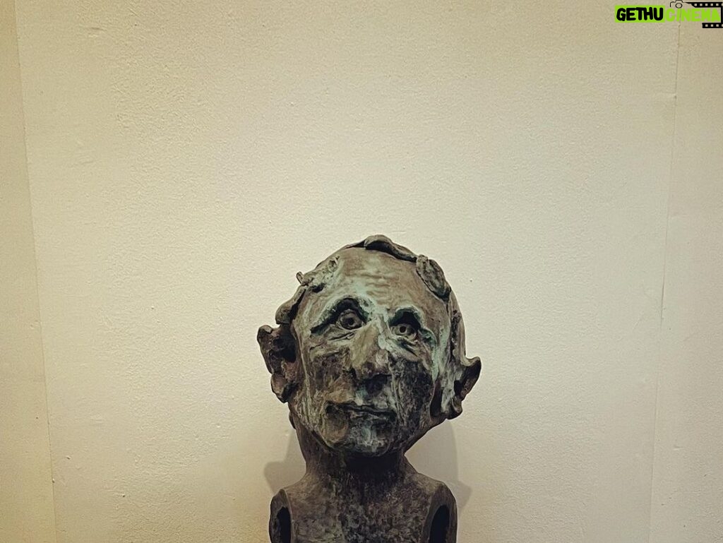 Daniel Hendler Instagram - En el museo Reina Sofía. La escultura (que se parece al actor Judd Hirsch) es de Thomas Schütte y la otra obra (que la cuidadora de la sala asemejó a un mueble de Ikea) es de Franz E. Walther.