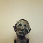 Daniel Hendler Instagram – En el museo Reina Sofía. 

La escultura (que se parece al actor Judd Hirsch) es de Thomas Schütte 

y la otra obra (que la cuidadora de la sala asemejó a un mueble de Ikea) es de Franz E. Walther.