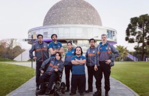Daniel Hendler Instagram - Hoy se estrenó en netflix División palermo, tremenda serie creada por @santikorovsky junto a un grupazo de guionistas, productores y equipo técnico, e interpretada por un elenco maravilloso del que tengo el gusto de formar parte. 
Difícil nombrarlos a todos (sobretodo porque quería llegar a publicar esto el día del estreno, pero creo que se puede editar el texto así que luego los incluiré :)
Sobre el final del carrete se puede ver lo que nos divertimos, en un rodaje exigente y de alta calidá. 
Son 8 capitulos. 
¡Ojalá los disfruten!
