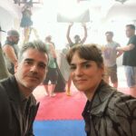 Daniel Hendler Instagram - Difícil retratar con fotos un rodaje tan intenso y emocionante. Equipo y elenco inolvidables en esta serie Los mufas del gran @gabomedina75 Gracias a todxs @diecremonesi @pilargamboaa @pepeariasactor @flor.orce @bazillogonzalo @merambrogi @luciobonelli @lodemarta @emilianokaczka @biancaoliveti @barbararexmakeup @loresuperville.makeup @nahuelalandc @feferobledopeinador @juliandabien @carlastelladf @jan.zolo @ameriraquel @julietakoop @lanati_h @tomasobalas ♥️🤟🏾