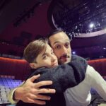 Daniel Hendler Instagram - Hoy empieza la última semana de funciones de Las manos sucias. Un lujo haber formado parte de esta experiencia junto a tan talentoso y amoroso equipo. Muy agradecido con todxs, incluso con Sartre por regalarnos esa lucidez 🤍 @guidobot @ramirodelgado__ @zubiri.maria @nelsonorueda @ariel_perezdemaria @jpgalimberti @ftorrente Guille Aragonés @jenniferaguirrewoy @micaelasleigh @evahalac Rosana, Lucas y toda la hermosa gente del @elsanmartinctba