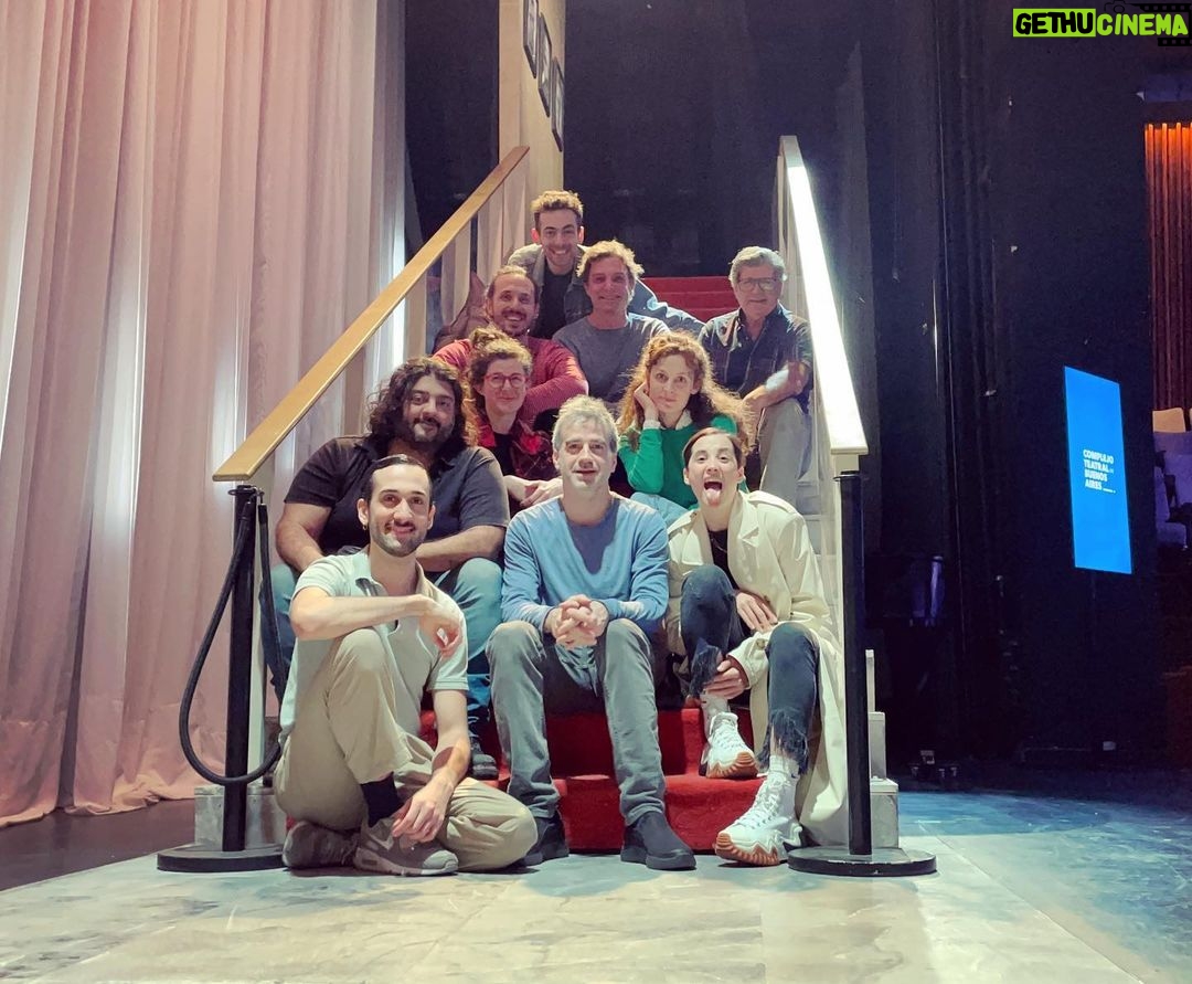 Daniel Hendler Instagram - Hoy empieza la Ășltima semana de funciones de Las manos sucias. Un lujo haber formado parte de esta experiencia junto a tan talentoso y amoroso equipo. Muy agradecido con todxs, incluso con Sartre por regalarnos esa lucidez đ€ @guidobot @ramirodelgado__ @zubiri.maria @nelsonorueda @ariel_perezdemaria @jpgalimberti @ftorrente Guille AragonĂ©s @jenniferaguirrewoy @micaelasleigh @evahalac Rosana, Lucas y toda la hermosa gente del @elsanmartinctba
