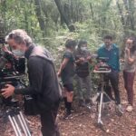 Daniel Hendler Instagram - Terminando rodaje de “Las fiestas”, película dirigida por @rogersignacio que propició inmejorable clima de trabajo, además del meteorológico que también acompañó. Afecto y expectativas por esta peli con tremendo equipo y elenco (@ceciroth @lolafonca @echidiaz, flia soñada). Producen @wankacine y @ajimolidofilms ✊🏾