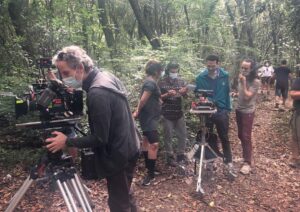 Daniel Hendler Instagram - Terminando rodaje de “Las fiestas”, película dirigida por @rogersignacio que propició inmejorable clima de trabajo, además del meteorológico que también acompañó. Afecto y expectativas por esta peli con tremendo equipo y elenco (@ceciroth @lolafonca @echidiaz, flia soñada). 
Producen @wankacine y @ajimolidofilms ✊🏾