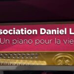 Daniel Lévi Instagram - Bonjour à tous, Nous tenions à remercier du fond du cœur toutes les personnes qui ont participé à la campagne de dons pour faire aboutir ce merveilleux projet de placer des pianos au sein d’espaces musicaux dans tous les hôpitaux. D’ici quelques jours, ces espaces musicaux créés à la mémoire de Daniel Levi seront ouverts : à l’Hôpital Européen à Marseille, à l’Institut Paoli Calmettes à Marseille, à la Maison de retraite « Les Oliviers » à Marseille, à l’Hôpital Saint-Louis à Paris… et dans bien d’autres hôpitaux mais aussi dans des maisons de retraite car la musique est un remède mais aussi un moyen de partager des instants de bonheur pour les personnes âgées qui se retrouvent souvent seules. Chaque pose de piano donnera lieu à une cérémonie qui sera partagée avec vous en direct sur les réseaux sociaux. Sachez également qu’en tant que directrice de Kol Peper Music, je m’engage à reverser tous les bénéfices des ventes des albums de mon mari à l’association DANIEL LEVI pour qu’encore plus de pianos soient achetés et surtout placés 🙏🏻 Aussi, à partir du 5 décembre vous pourrez retrouver tous ces albums dans les bacs et dans tous vos points de ventes habituels. ❤️ Pour continuer cette belle chaîne de solidarité : https://www.allodons.fr/daniel-levi