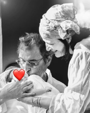 Daniel Lévi Instagram - Il n’y a pas si longtemps, tu me chantais « GRÂCE À TOI ». Aujourd’hui, je t’écris ces mots pour te dire GRÂCE À TOI … 

Je vais pouvoir écrire ma plus belle histoire d’amitié, de complicité et d’amour…
C’est comme ça que tout a commencé. Pas à pas, nous avons parcouru notre chemin, celui qui nous a rendu inséparables, indissociables et surtout infaillibles. 

Grâce à toi, j’ai appris ce qu’était le verbe AIMER. 
Et pourtant, l’amour est venu peu à peu mais comme tu le disais si bien « Je ne veux pas t’aimer comme au premier jour, je vais t’aimer un peu plus chaque jour » 
Tu avais raison, c’est ça le VRAI AMOUR… Aimer encore et encore et de plus en plus fort pour construire, partager, et vivre ces merveilleux jours.
Et puis l’épreuve est arrivée et pour la traverser, nous nous sommes unis devant D… Grâce à toi.

Nous avons avancé main dans la main, jour après jour, et rien ne pouvait t’arrêter, toi qui étais si humble, si fort et si bienveillant.

Grâce à toi, je suis devenue une FEMME tout simplement. 
Grace à toi, ma foi en D… n’avait plus de limite car je savais qu’à nous deux, avec l’aide d’Hachem, nous arriverions à déplacer des montagnes.

Ces huit années à tes côtés m’ont faites grandir et m’ont montrées que rien n’est plus fort que l’AMOUR.
Je remercie Hachem de m’avoir mise sur ton chemin car tu es là plus belle chose qui me soit arrivée dans ma vie. 

Aujourd’hui, tu as rejoint le Gan Éden mais tu ne m’as pas laissée seule car tu es trop bienveillant.
Grâce à toi, je suis devenue la plus heureuse des mamans, tu m’a donné le plus beau des cadeaux… « une princesse », comme tu disais. Merci Hachem pour ce Miracle 🙏🏻
Tu n’es plus là par ta présence mais tu es avec nous chaque jour et dans notre cœur à jamais. 

Joyeux anniversaire mon amour ❤️
Je t’aime MON MARI, MON ROI. 

Ils sont chanceux les anges aujourd’hui car c’est pour eux que tu chantes à présent 🙏🏻❤️😘

Sandrine Lévi