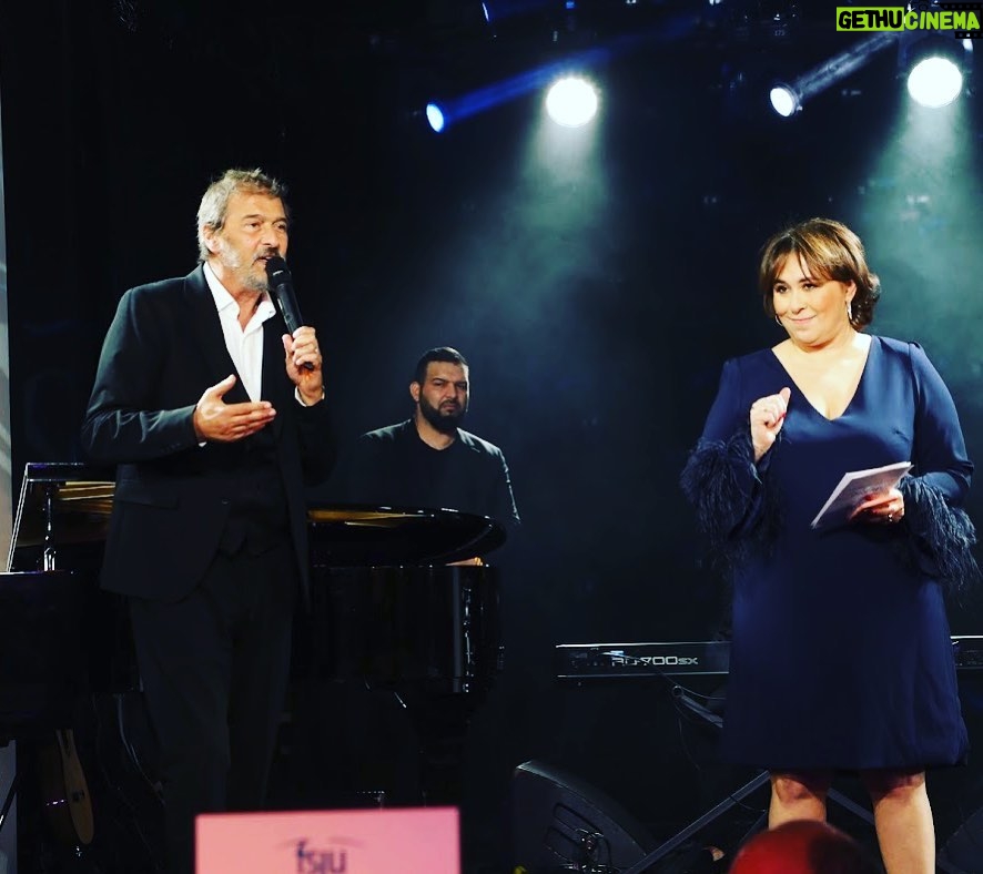 Daniel Lévi Instagram - Merci @s.sebbane et Julie Guez pour votre invitation. Merci à @arielgoldmann 🙏🏻 J’ai été très heureux d’avoir pu contribuer à ce message de solidarité . Bravo à toute l’équipe du @fsju_org Merci à mes amis musiciens d’être à mes côtés @fifi.chayeb @juanvicenteoficial @arnaud_frank_59 @kassaka.k Crédit photo: @alain_azria_photographe_