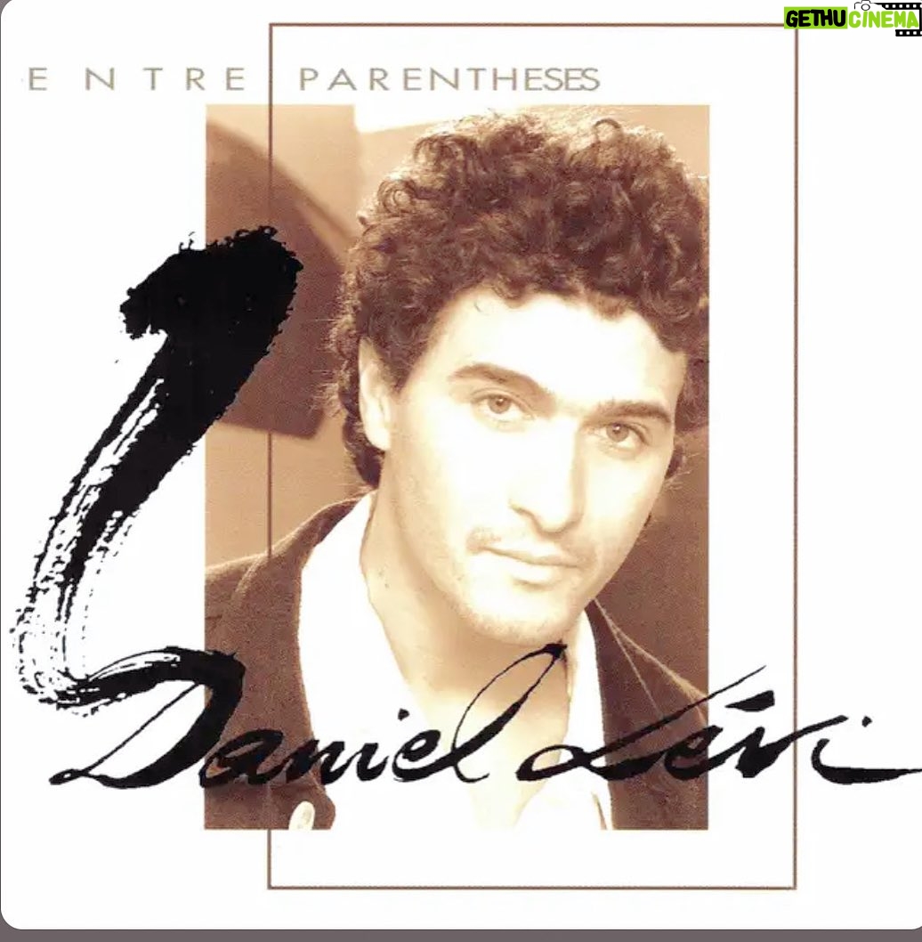 Daniel Lévi Instagram - LONELIE Chanson extraite de l’album « ENTRE PARENTHÈSES » Lonelie c’était son prénom d’avant Du temps où sa vie ne valait pas tant Son univers c’était pas l’enfer N’empêche que ça en avait l’air Elle en était À couler sa peine Condamnée par la main qui meurtrissait ses veines J’ai vu en elle comme dans un miroir J’voulais pas qu’elle vive la même histoire Lonelie, ta place n’est plus ici Viens je t’emmène loin Lonelie j’veux faire, de demain, ton destin Lonelie sors enfin de ta nuit Faut qu’tu comprennes bien Qu’même au paradis L’artificiel ne vaut rien Jour après jour Lonelie a compris Elle a brisé ses chaînes et enfin choisi De vivre sa vie, la réaliser Plus la laisser s’envoler en fumée A quoi ça sert d’être née ici Si de sa vie on n’en a que mépris Et même si ce monde te paraît hostile C’est qu’la route est longue vers le droit d’asile Lonelie, ta place n’est plus ici Viens je t’emmène loin Lonelie j’veux faire, de demain, ton destin Viens, viens viens Lonelie sors enfin de ta nuit Faut qu’tu comprennes bien Qu’même au paradis L’artificiel ne vaut rien Lonelie... L’artificiel ne vaut rien, rien rien rien rien Lonelie...