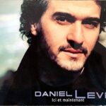 Daniel Lévi Instagram - Album ICI MAINTENANT Le mal du temps 🙏🏻🌷❤️ Je sens encore ce parfum Qui caressait mon enfance L’odeur sucrée des matins Belle et tendre insouciance Tout me paraissait si grand Les rêves repoussaient les murs Les bonheur était si simplement Il faisait si pur Et j’ai le mal du temps Des ces jours disparus Et qui ne seront plus J’ai le mal du temps Des images emmurées Dans les miroires fêlés par le temps Je me souviens de ces chants Des ces histoires ces poèmes On parlait fort et souvent Saltimbanques et bohême Mère au regard de candeur Quand tu nous veillais le soir Ton âme battait dans nos coeurs Douce fée de mes nuits noires Et j’ai le mal du temps Des ces jours disparus Et qui ne seront plus J’ai le mal du temps Des images emmurées Dans les miroires fêlés par le temps Qui assassine Impassible Implacable machine Obsession Des jours qui passent Et effacent L’enfance...et ce soir Et j’ai le mal du temps Des ces jours disparus Et qui ne seront plus J’ai le mal du temps Des images emmurées Dans les miroires fêlés J’ai le mal du temps Des ces jours disparus Et qui ne seront plus J’ai le mal du temps Des images emmurées Par le temps