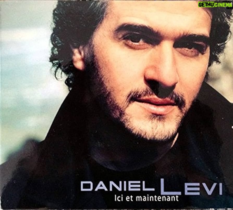 Daniel Lévi Instagram - Album ICI MAINTENANT Le mal du temps 🙏🏻🌷❤️ Je sens encore ce parfum Qui caressait mon enfance L’odeur sucrée des matins Belle et tendre insouciance Tout me paraissait si grand Les rêves repoussaient les murs Les bonheur était si simplement Il faisait si pur Et j’ai le mal du temps Des ces jours disparus Et qui ne seront plus J’ai le mal du temps Des images emmurées Dans les miroires fêlés par le temps Je me souviens de ces chants Des ces histoires ces poèmes On parlait fort et souvent Saltimbanques et bohême Mère au regard de candeur Quand tu nous veillais le soir Ton âme battait dans nos coeurs Douce fée de mes nuits noires Et j’ai le mal du temps Des ces jours disparus Et qui ne seront plus J’ai le mal du temps Des images emmurées Dans les miroires fêlés par le temps Qui assassine Impassible Implacable machine Obsession Des jours qui passent Et effacent L’enfance...et ce soir Et j’ai le mal du temps Des ces jours disparus Et qui ne seront plus J’ai le mal du temps Des images emmurées Dans les miroires fêlés J’ai le mal du temps Des ces jours disparus Et qui ne seront plus J’ai le mal du temps Des images emmurées Par le temps