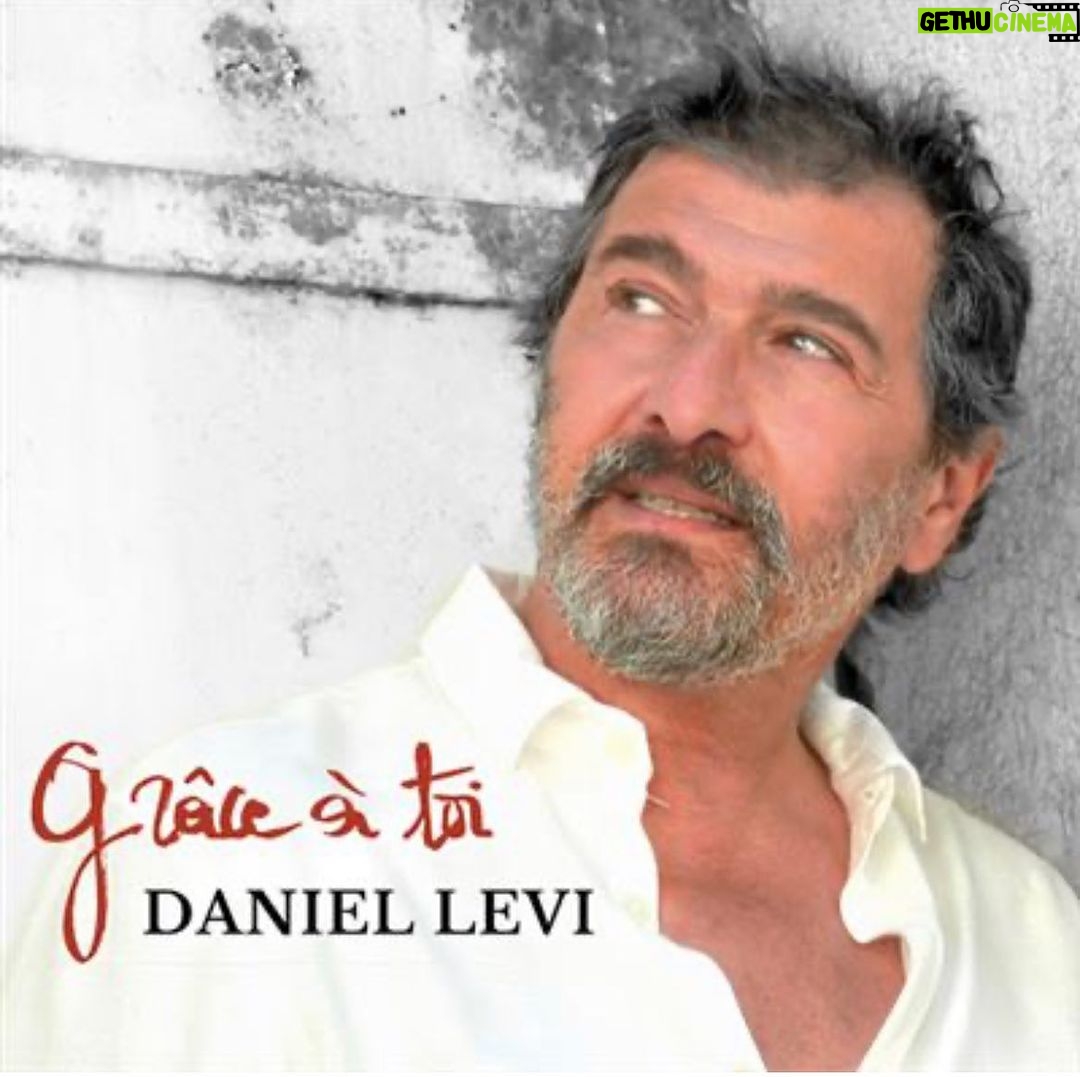 Daniel Lévi Instagram - Une chanson qui a toute son importance… Croire en Hachem (D…) reste une évidence malgré les épreuves. «Ta voix ne cessera jamais de résonner… Ta musique d’exister, je t’en fais la promesse »🙏🏻❤️ L’EPREUVE (Album «Grâce à toi ») J’ai mis le temps pour écrire Ces mots… impossible de te les dire Sur ce corps Qui jouait de mes certitudes Se plongeait dans une bien étrange solitude Et si parfois je les revois Mon âme… qui s’en vient et qui s’en va Ces lumières Et ce décor toujours trop blanc Mes yeux qui se fermaient sans savoir jusqu’à quand L’épreuve c’est t’aimer La peur n’évite pas le danger L’épreuve c’est de trembler L’épreuve c’est t’aimer... Malgré tous les jours imparfaits L’épreuve c’est de douter J’ai mis le temps pour comprendre Pourquoi et comment, à qui m’en prendre T’en vouloir Aurait été bien plus facile Mais y croire Quand on ne tient plus qu’à un fil L’épreuve c’est t’aimer La peur n’évite pas le danger Oui l’épreuve c’est de trembler L’épreuve c’est t’aimer... Malgré tous les jours imparfaits L’épreuve c’est de douter T’en vouloir Aurait été bien plus facile Mais y croire Quand tout ne tient plus qu’à un fil La preuve j’ai tremblé La peur n’évite pas le danger La preuve je t’ai aimé La preuve j’ai douté Face à tous ces jours imparfaits La preuve je suis resté La preuve … l’épreuve … je l’ai traverse @vs_communication @trollerfrancois @annesophieinparis @addictivemusicfrance @sandrine_aboukrat_levi