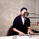 Daniel Lévi Instagram - Que ta voix résonne du Gan Éden pour Qu’Hachem protège notre terre, nos frères et nos soeurs 🙏🏼 « Essai Énaï » Le Psaume 121 que tu as mis en musique et fait résonner dans le monde…❤️ 💙🤍
