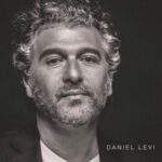 Daniel Lévi Instagram - « Un album aux couleurs Jazzy » C’est comme ça que tu appelles cet album… Vous pouvez l’écouter sur toutes les plateformes🙏🏻 « Parce que ta voix ne cessera de résonner » Chers amis je vous invite à découvrir l’univers musical de @daniellevi_officiel @addictivemusicfrance