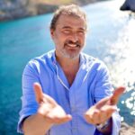 Daniel Lévi Instagram - Chacune de tes chansons nous raconte une histoire. Les paroles, ta musique et ta voix qui nous portent chaque jour ne font que confirmer l’être exceptionnel que tu es . Rien n’est un hasard et je sais que tu continues à œuvrer auprès d’Hachem pour un monde de paix, d’amour et de sérénité. ESPÉRER ENCORE Regarder le ciel Et tout se révèle L'oiseau qui s'envole nous éblouit Baignée de soleil La nature s'éveille Je te donne la main tu me souris Et si tout devait commencer aujourd'hui Est ce qu'on saurait saisir la chance d'être en vie Envolées , ces peurs ces doutes qui nous enchainaient Oubliés , ces mots cruels qui nous ont tant blessé Espérer , encore encore ne vivre que le meilleur Célébrer la vie malgré les douleurs Au-delà des erreurs Et puis ouvrir son cœur Ecouter le vent Face à l'océan Comme cet enfant je me sens libre Toucher l'horizon Briser l'illusion Et pouvoir enfin simplement vivre Revenir vers ce pays originel Ressentir à nouveau l'amour éternel Envolées , ces peurs ces doutes qui nous enchainaient Oubliés , ces mots cruels qui nous ont tant blessé Espérer , encore encore ne vivre que le meilleur Célébrer la vie malgré les douleurs Au-delà des erreurs Et puis ouvrir son cœur Tout pourrait vraiment commencer aujourd’hui Si on savait saisir la chance d’être en vie Envolées , ces peurs ces doutes qui nous enchainaient Oubliés , ces mots cruels qui nous ont tant blessé Espérer , encore encore ne vivre que le meilleur Célébrer la vie malgré les douleurs Au-delà des erreurs N’écouter que son cœur Oubliés , ces mots cruels qui nous ont tant blessé Espérer , encore encore ne vivre que le meilleur Célébrer la vie malgré les douleurs Au-delà des erreurs Et puis ouvrir son cœur