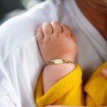 Daniel Lévi Instagram - 15 juillet 2022… notre princesse naissait🙏🏻 Tu as voulu que le monde entier sache que tu étais à nouveau papa et malgré ta fatigue, tu as trouvé la force de l’annoncer en enregistrant une vidéo. Tu hurlais de joie en chantant son prénom, si tendrement composé et qui ne pouvait être autrement… NESSYEL (miracle de D…) Notre princesse est le plus grand des miracles qu’Hachem nous ai donné mais elle est aussi le fruit de notre amour, celui qui reste encore aujourd’hui et toujours. Je n’aurai jamais besoin de l’aimer pour nous deux, tu es là et il y a une telle fusion lorsqu’elle t’écoute et te regarde en disant papa que je sais que tu l’entend et veille sur elle à chaque moment de sa vie🌹 BLEU, COULEUR OCÉAN…. Ce sont les yeux de notre fille et le regard si fort de son papa que je vois chaque jour se poser sur nous… Oui, j’ai fierté à dire qu’elle est ta fille aux multiples qualités de l’être exceptionnel que tu es… et je suis sûre que c’est une des raisons pour laquelle Hachem t’a rappelé à lui afin de nous offrir enfin la délivrance dans un monde de paix et d’amour. Tu ne fais que de t’éloigner de nous pour un temps et nous nous rêverons très bientôt BZH car le meilleur est à venir🙏🏻 En attendant ce jour, sache que je t’aime, que nous t’aimons à la folie de l’amour ❤️ Happy birthday à notre Princesse Nessyel ❤️ 📸 @annesophieinparis ❤️