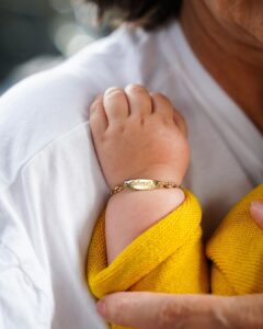 Daniel Lévi Instagram - 15 juillet 2022… notre princesse naissait🙏🏻 Tu as voulu que le monde entier sache que tu étais à nouveau papa et malgré ta fatigue, tu as trouvé la force de l’annoncer en enregistrant une vidéo. Tu hurlais de joie en chantant son prénom, si tendrement composé et qui ne pouvait être autrement… NESSYEL (miracle de D…) Notre princesse est le plus grand des miracles qu’Hachem nous ai donné mais elle est aussi le fruit de notre amour, celui qui reste encore aujourd’hui et toujours. Je n’aurai jamais besoin de l’aimer pour nous deux, tu es là et il y a une telle fusion lorsqu’elle t’écoute et te regarde en disant papa que je sais que tu l’entend et veille sur elle à chaque moment de sa vie🌹 BLEU, COULEUR OCÉAN…. Ce sont les yeux de notre fille et le regard si fort de son papa que je vois chaque jour se poser sur nous… Oui, j’ai fierté à dire qu’elle est ta fille aux multiples qualités de l’être exceptionnel que tu es… et je suis sûre que c’est une des raisons pour laquelle Hachem t’a rappelé à lui afin de nous offrir enfin la délivrance dans un monde de paix et d’amour. Tu ne fais que de t’éloigner de nous pour un temps et nous nous rêverons très bientôt BZH car le meilleur est à venir🙏🏻 En attendant ce jour, sache que je t’aime, que nous t’aimons à la folie de l’amour ❤️ Happy birthday à notre Princesse Nessyel ❤️ 📸 @annesophieinparis ❤️