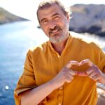 Daniel Lévi Instagram - Je tenais à vous remercier du fond cœur pour toutes ces vidéos, ces moments intenses en musique. Vous avez été nombreux, je dirais même très nombreux, à poster ses chansons ou à me les envoyer en privé. Votre bienveillance, votre générosité et votre amitié envers et contre tout est une force inestimable pour nous sa famille. Je ne peux que vous dire MERCI D’ÊTRE LÀ 🙏🏻✨ Je suis sûre que mon mari a passé une merveilleuse fête de la musique en écoutant notre famille de cœur « VOUS pour toujours » ❤️ Sandrine