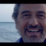 Daniel Lévi Instagram - Tu as enregistré cette chanson pour les 70 ans d’Israël… aujourd’hui, Place du Trocadéro, tu étais bien là. Dans nos cœurs, dans nos sourires, dans nos pleurs… 🤍💫 Je t’aime mon mari ❤️ Merci au @fsju_org, à @s.sebbane et à toi @brigcohen, mon amie pour toujours, pour ce bel hommage qui nous donne la force 🙏🏻❤️ « Libre sur sa terre » Texte : @lea_golda • Musique : Daniel Levi