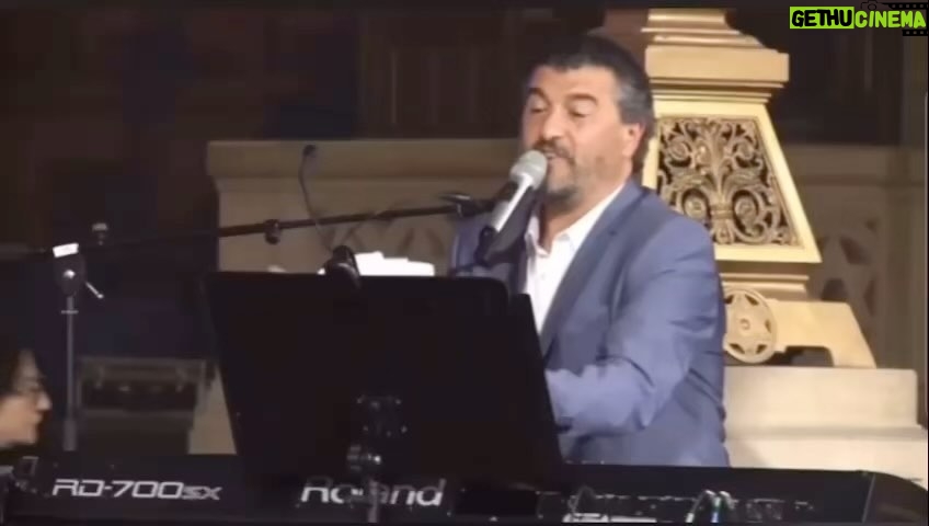 Daniel Lévi Instagram - Une de tes grandes chansons ❤️ Moment partagé avec ton frère @arnaud_frank_59 Tu manques , ta voix résonnera toujours 🙏🏻❤️ #bringthemhomenow « JOLIE BERGÈRE » extrait de l’album « ICI ET MAINTENANT » JOLIE BERGÈRE Le soleil a brûlé la terre Mais l’amour a fleuri le désert On s’est baignés dans l’eau de nos rivières Souvent J’ai planté des roses sur les pierres J’ai bâti des rêves sur la poussière Sous l’olivier plusieurs fois millénaire Il pleut Il pleut jolie bergère Pourtant le ciel est tout bleu Il pleut sur cette terre Balayée par les vents Déchirée par tant de passions Tant de tourments Les colombes se sont envolées Emportant les vieux rameaux séchés Dans la tempête nos mains se sont lâchées Perdues Dans les vignes rougies de colère Grisé par le vin au goût amer J’ai tout détruit, incendié les bannières Il pleut Il pleut jolie bergère Pourtant le ciel est tout bleu Il pleut sur cette terre Balayée par les vents Déchirée par tant de passions Tant de tourments {x2} Le soleil sèchera tes yeux Tu ne verras plus pleurer les cieux Demain je sais on grandira ensemble