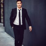 Daniel Lissing Instagram - Trying to look like I’m actually going somewhere... 📸: @hellothedarlene