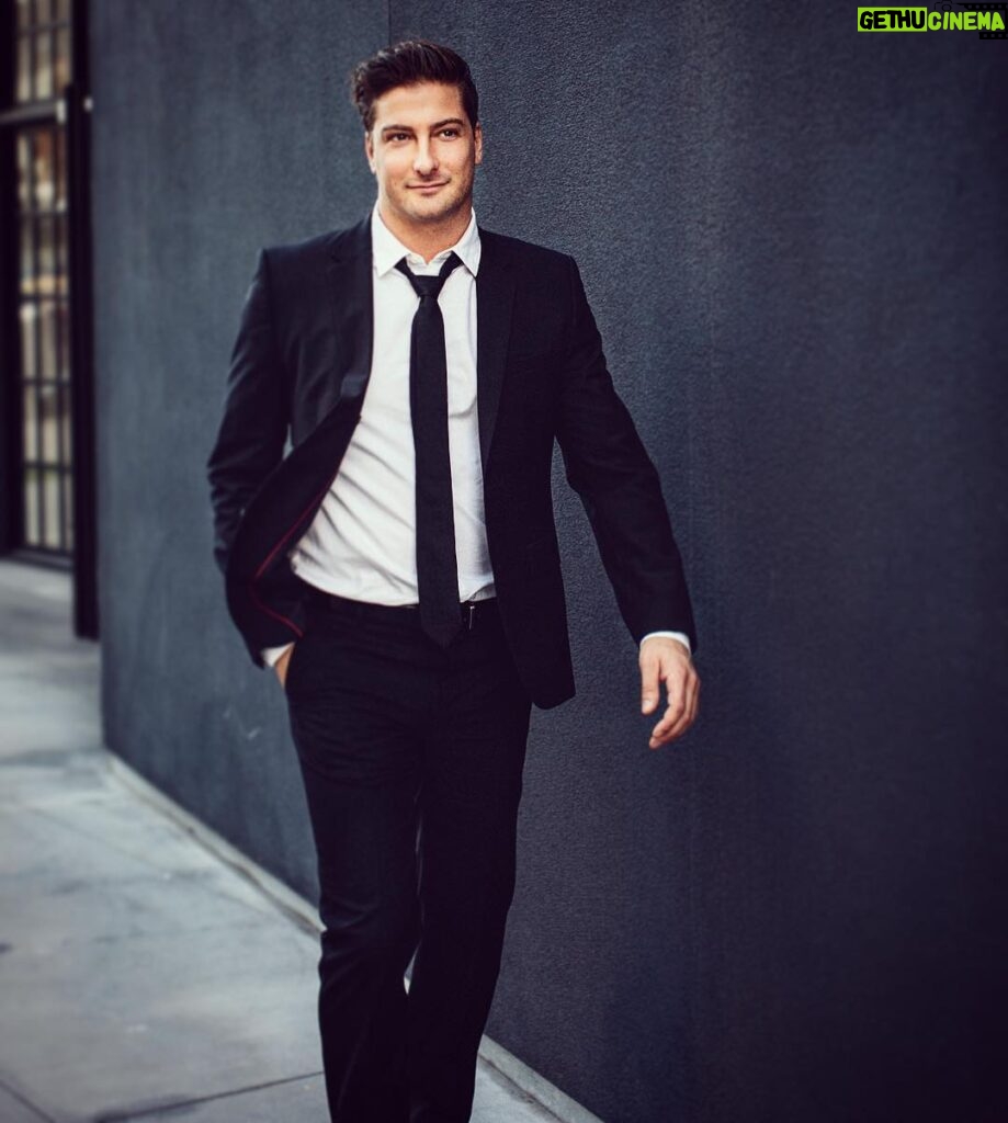Daniel Lissing Instagram - Trying to look like I’m actually going somewhere... 📸: @hellothedarlene