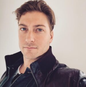 Daniel Lissing Instagram - A very serious Sunday morning #selfie #smilingontheinside