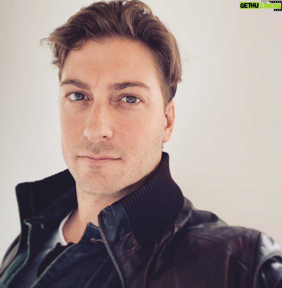 Daniel Lissing - 26.8K Likes - A very serious Sunday morning #selfie #smilingontheinside
